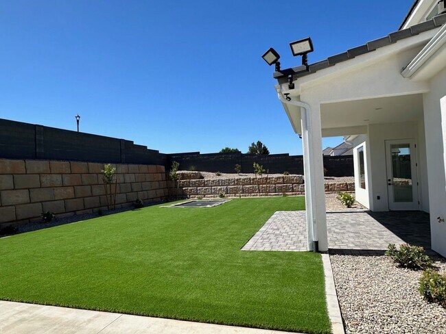 Building Photo - Stunning 5 Bedroom Home with Premium Upgrades Throughout