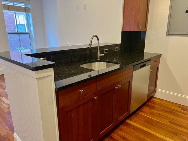 Building Photo - 31 Temple St