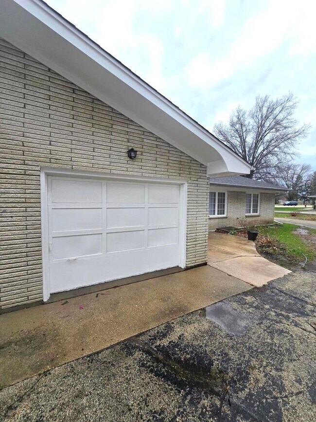 Building Photo - 714 N Bridge St