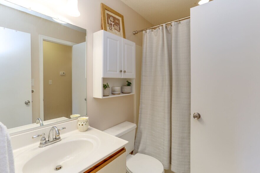 Building Photo - 422 Lees Mill Dr