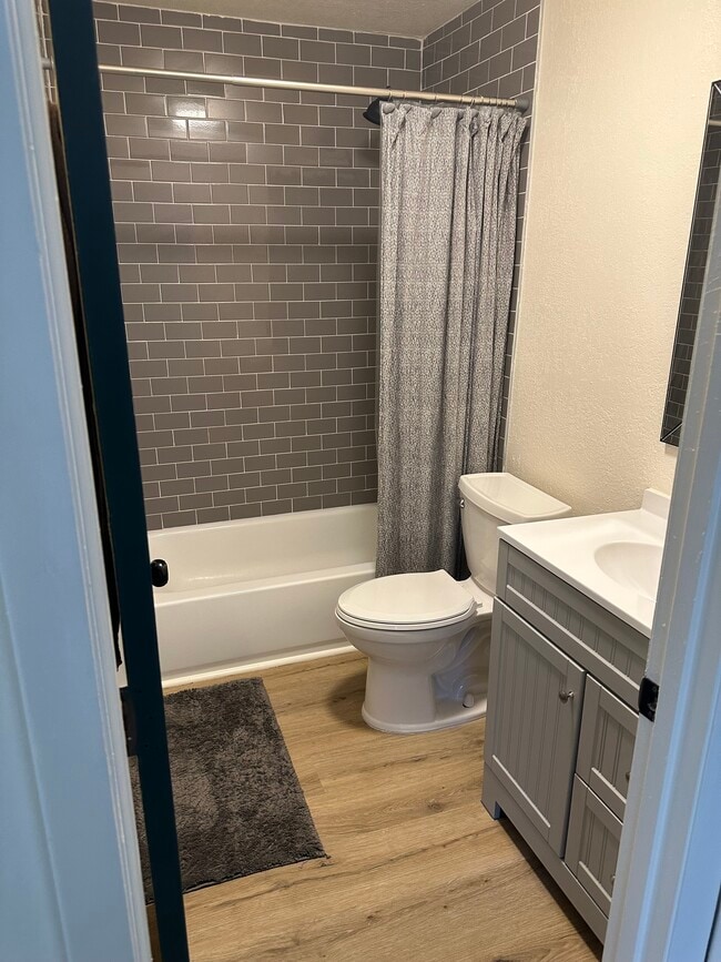 Building Photo - 1802 W House St