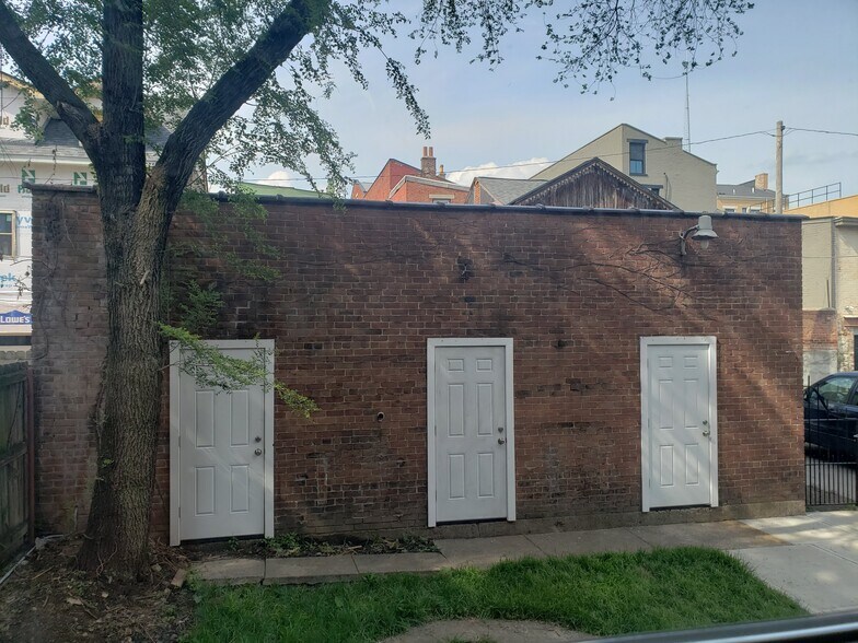 Garage and rear garden - 836 York St