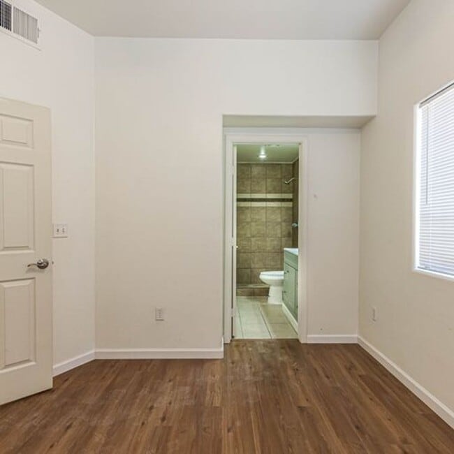 Building Photo - 610 E Waverly St