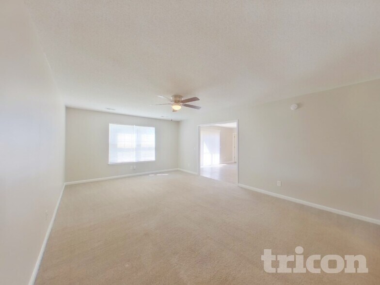 Building Photo - 500 Gingerbread Ct S