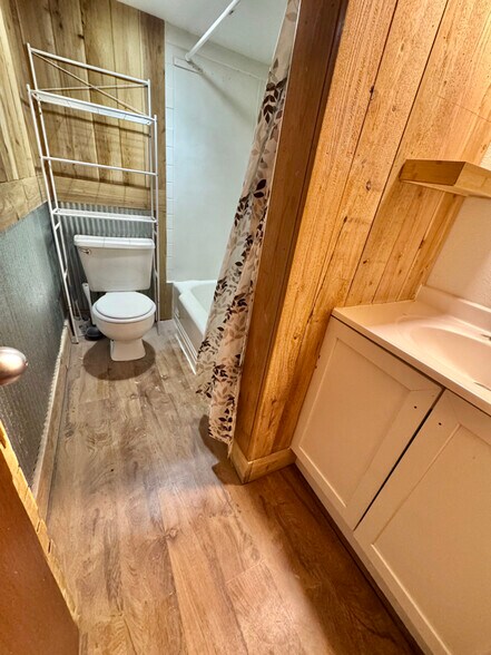 Building Photo - 302 W 7th St