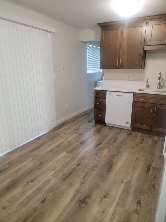 Building Photo - University Place Ground Floor Apartment Home, Newly refurbished "Somerset Place"  2 Bedroom, 1 1/...