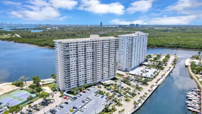 Building Photo - 300 Bayview Dr