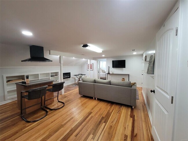 Building Photo - 2137 Madison Ave