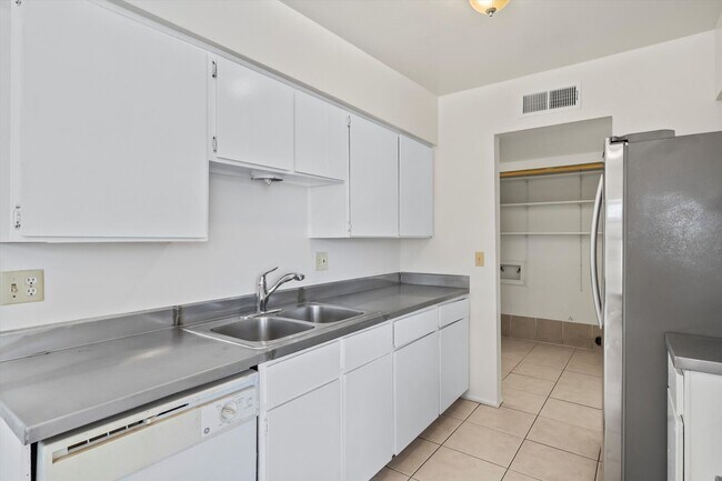 Building Photo - Eastside Spacious home
