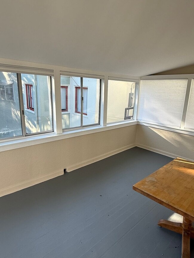 Building Photo - Great 2 Bedroom Rental Home in Crocker Highland District