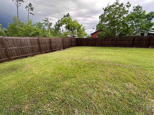 Building Photo - Convenient to Tyndall, less than a block t...