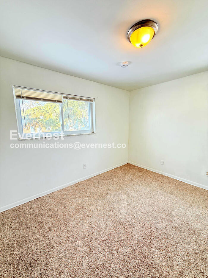 Building Photo - 15601 Schoolcraft Rd