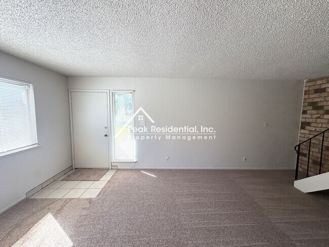 Building Photo - Charming 2 bedroom 1 bathroom Apartment!
