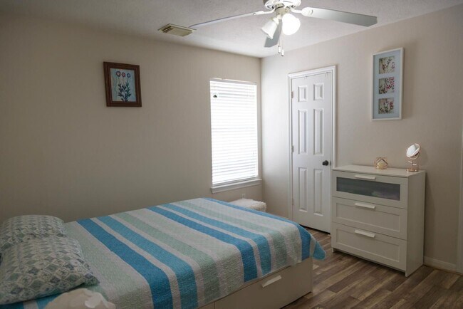 Building Photo - 15611 Mustang Island Dr