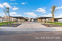 Building Photo - Park Terrace Gated Community - Luxury Livi...