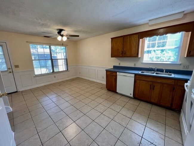 Building Photo - 2 Bed/1.5 Bath Towhome on Cul-De-Sac, *Backyard Privacy Fence*