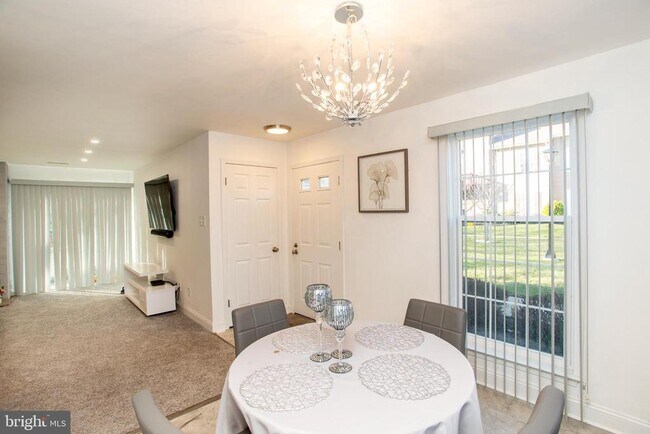 Building Photo - 33 Dogwood Ln