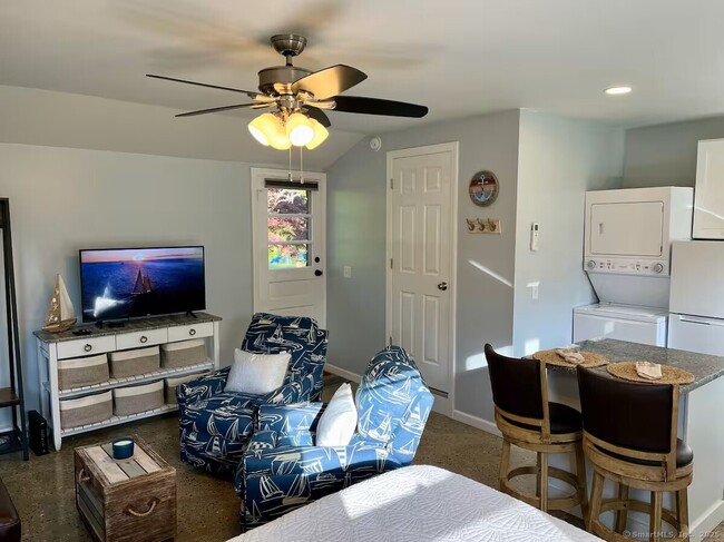 Building Photo - 414 Pequot Ave