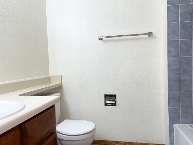 Building Photo - Nice 3 Bedroom Unit Near Everything!!