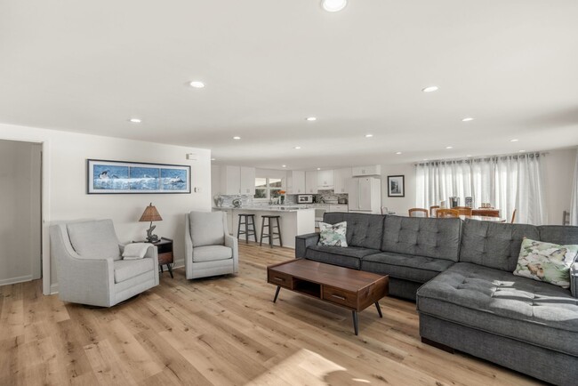 Building Photo - Lake Talquin - LAKEFRONT- Furnished 3 bedr...