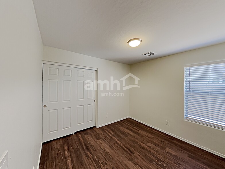 Building Photo - 12584 W Clarendon Ave