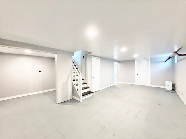 Building Photo - 10 Meadowpark Ave W