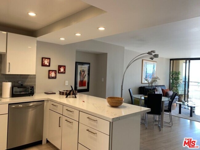 Building Photo - 4314 Marina City Dr