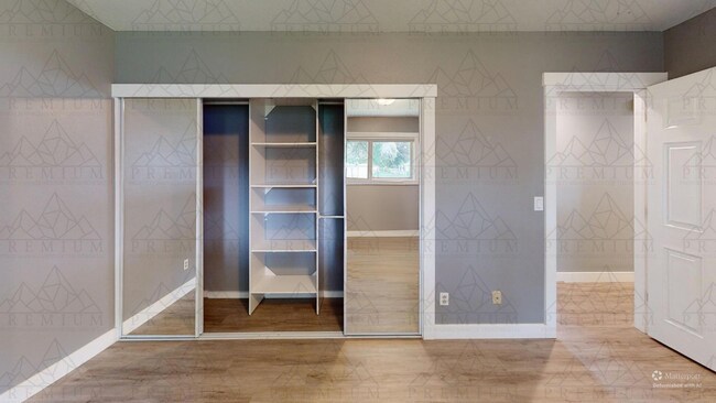 Building Photo - Renovated 3 bed 2 bath!