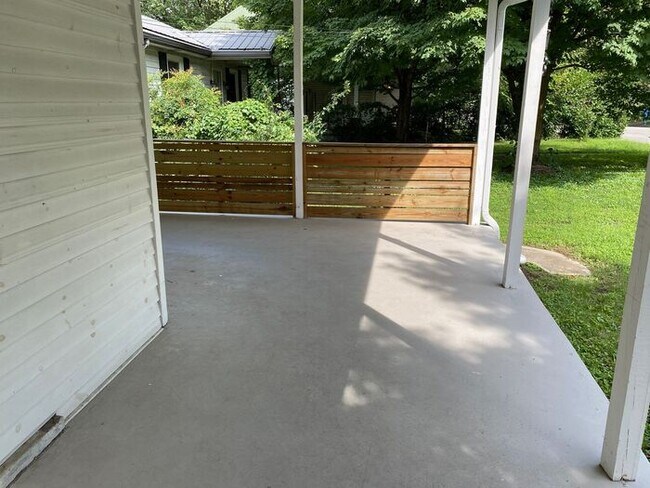 Building Photo - Amazing Updated One Bedroom in South Nashv...
