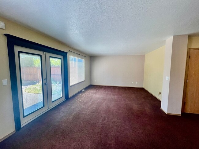 Building Photo - Well Maintained and Spacious 4 Bed