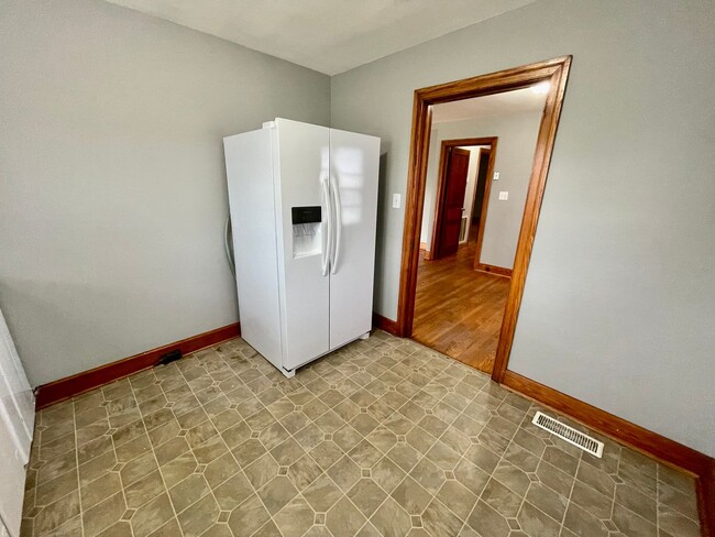 Building Photo - Duplex Downtown Athens! Walk to shopping a...