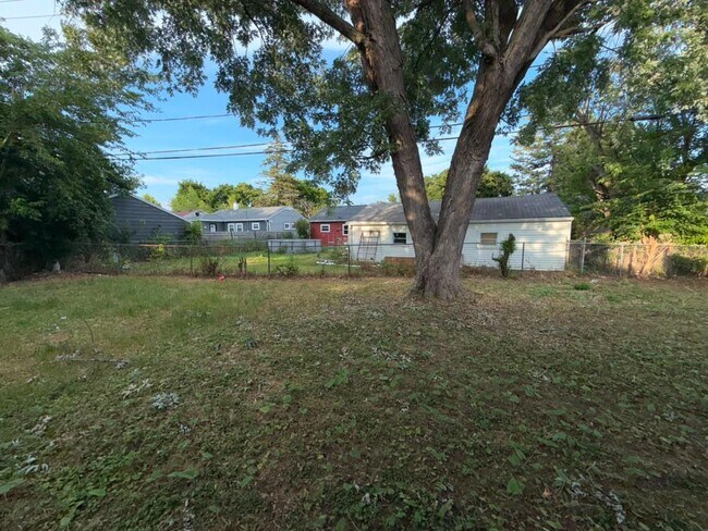 Building Photo - 5468 N Strathmore Ave