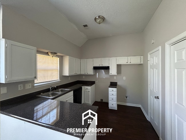 Building Photo - 4566 Kings Grant Dr