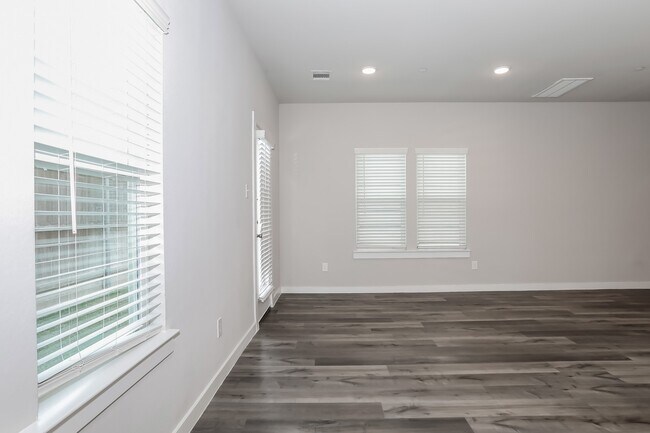 Building Photo - 333 N Centro Cir