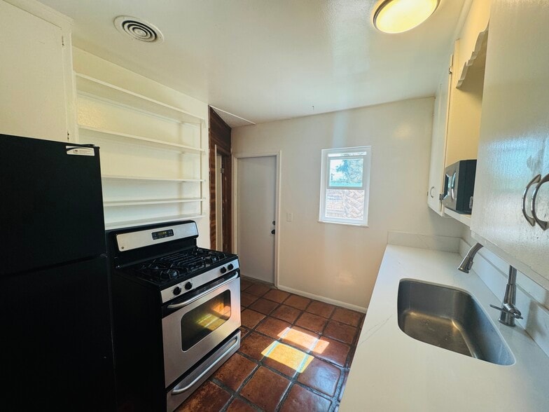 Building Photo - 6705 Trigo Rd