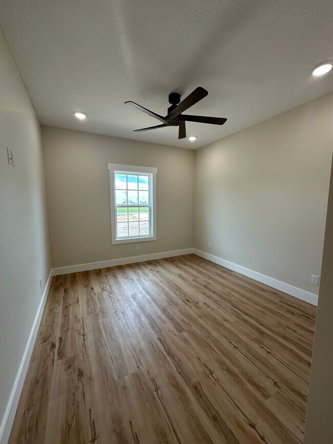 Building Photo - 3 Bed 2 Bath House