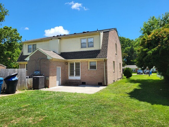 Building Photo - Downs1345-1347