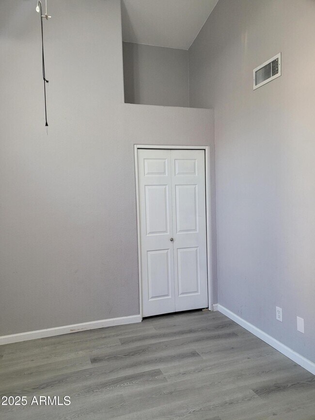 Building Photo - 2634 S Vineyard