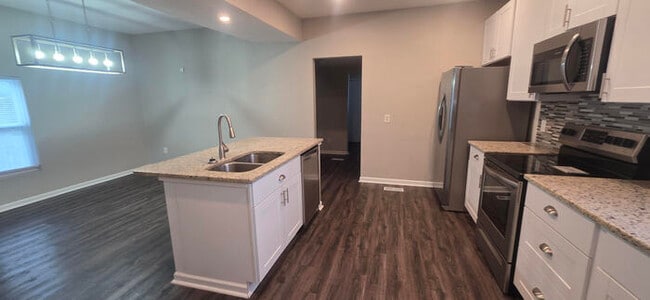 Building Photo - Welcome to this charming 3-bedroom, 2-bath...