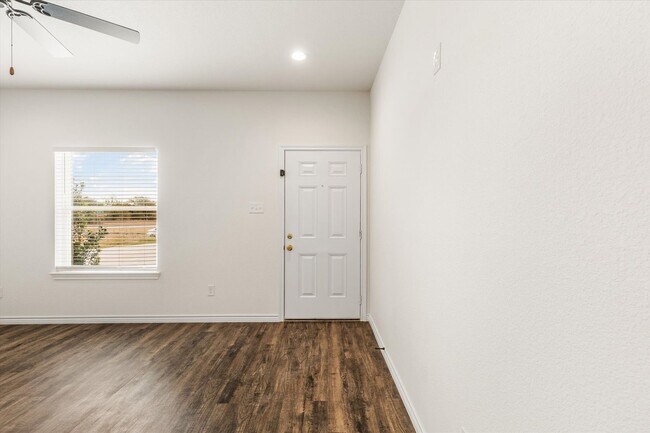 Building Photo - 1402 Courtney Pl