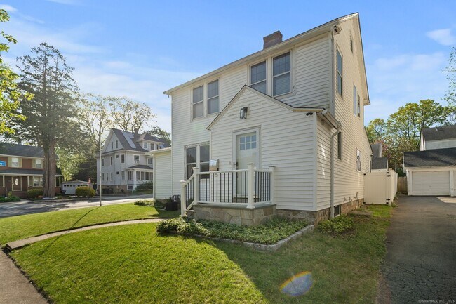 Building Photo - 15 Overland Ave