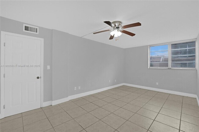 Building Photo - 8889 Fontainebleau Blvd