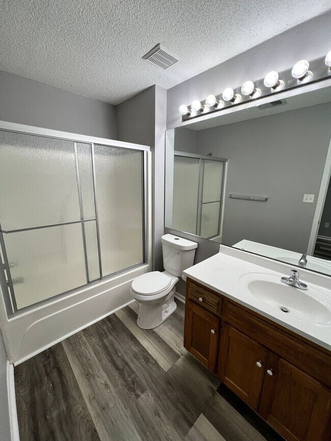 Building Photo - Spacious 3BR Duplex with Garage