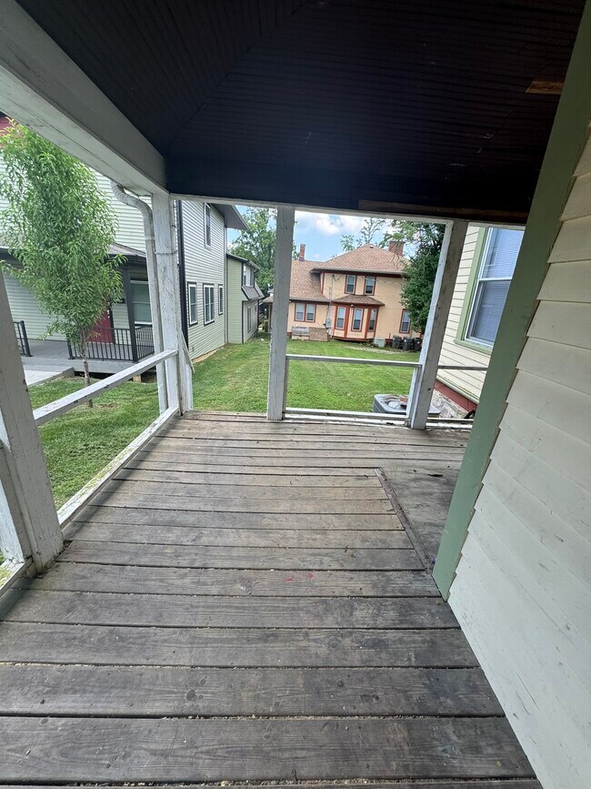 Building Photo - 215 E 9th St