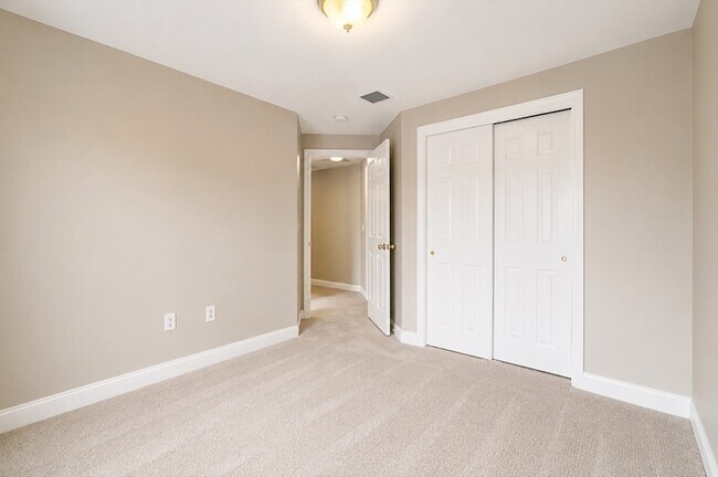Building Photo - 30-32 Harriet Thayer Avenue Unit 1