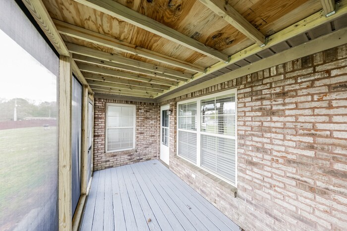 Building Photo - 105 Landings Way Dr