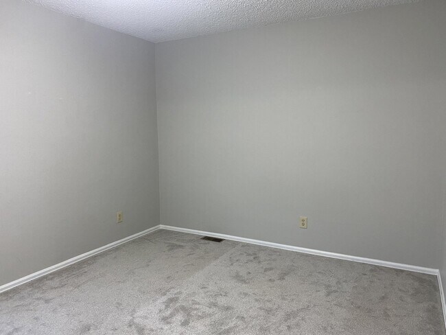 Building Photo - 2 bedroom westside - Rockrimmon