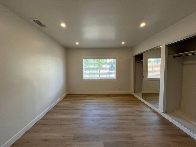 Building Photo - Valley Village 3+1 w/bonus room, all appli...
