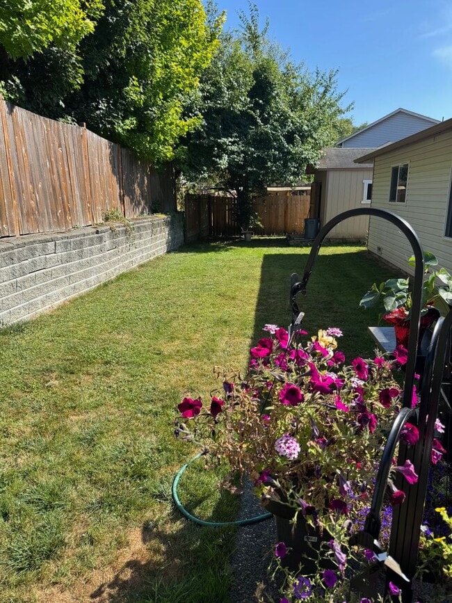 Building Photo - 3 bed/2 bath with BONUS room