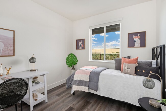Building Photo - Lower 2 bed 1 bath townhome with garage an...